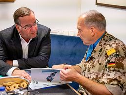 Verteidigungsminister Boris Pistorius (links) sprach bei seinem Besuch im Libanon und Israel mit Flottillenadmiral Dirk Gärtner, Kommandeur der UNIFIL Maritime Task Force im Libanon. Foto: picture alliance/dpa | Fabian Sommer 