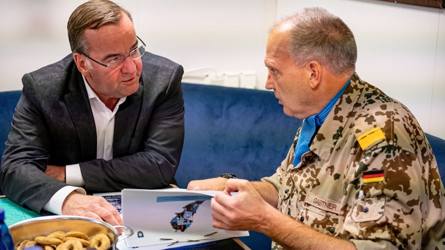 Verteidigungsminister Boris Pistorius (links) sprach bei seinem Besuch im Libanon und Israel mit Flottillenadmiral Dirk Gärtner, Kommandeur der UNIFIL Maritime Task Force im Libanon. Foto: picture alliance/dpa | Fabian Sommer 