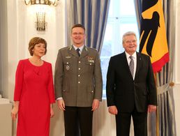 Bundespräsident Joachim Gauck (r.) und seine Lebensgefährtin Daniela Schadt mit Oberstleutnant André Wüstner. Foto: Markus Theisen