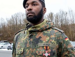 Obergefreiter Tyrelis Lamont Kurz wird ein dreiviertel Jahr nach seinem mutigen Eingreifen mit dem Ehrenkreuz der Bundeswehr für eine hervorragende Einzeltat ausgezeichnet. Foto: Bundeswehr/Karsten Dyba