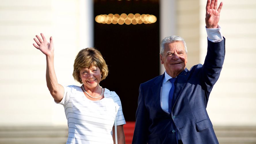 Gutgelaunt: Bundespräsident Joachim Gauck und Daniela Schadt luden zum Bürgerfest in das Schloss Bellevue in Berlin. Foto: Eventpress Radke