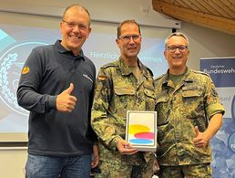 Der Bezirksvorsitzende Oberstleutnant Michael Schwab übergab zusammen mit dem Landesgeschäftsführer des Landesverbands West, Oberstleutnant d.R. Carsten Pfenning, den Preis der Verlosung an den glücklichen Gewinner.