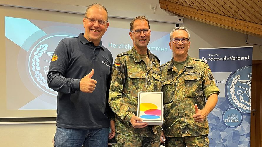 Der Bezirksvorsitzende Oberstleutnant Michael Schwab übergab zusammen mit dem Landesgeschäftsführer des Landesverbands West, Oberstleutnant d.R. Carsten Pfenning, den Preis der Verlosung an den glücklichen Gewinner.