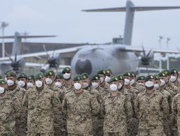 Am Mittwoch kehrten die letzten 264 Soldatinnen und Soldaten aus Afghanistan zurück. Viele Menschen in Deutschland reagierten enttäuscht und mit Unverständnis, dass kein Politiker nach Wunstorf kam, um die Rückkehrer in Empfang zu nehmen. Foto: picture alliance/dpa/dpa-Pool | Hauke-Christian Dittrich