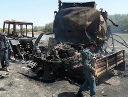 Afghanische Sicherheitskräfte inspizieren am folgenden Tag die ausgebrannten Wracks der Öl-Tanklaster. Foto: picture alliance/dpa