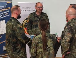 Hauptmann Weber (2. von links) im Gespräch mit Angehörigen des Ausbildungskontingents. Foto: DBwV/Hellmund