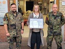 Symbolische Spendenübergabe an die Tafel Bruchsal: Stellvertretender TruKa-Vorsitzender Oberstabsfeldwebel a.D. Marco Somma (v.l.), stellvertretende Leiterin der Tafel Bruchsal Anita Herman und TruKa-Vorsitzender Oberstabsfeldwebel Heiko Steng. Foto: Heiko Steng