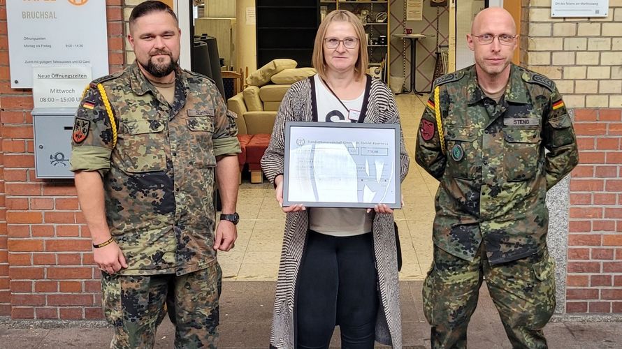 Symbolische Spendenübergabe an die Tafel Bruchsal: Stellvertretender TruKa-Vorsitzender Oberstabsfeldwebel a.D. Marco Somma (v.l.), stellvertretende Leiterin der Tafel Bruchsal Anita Herman und TruKa-Vorsitzender Oberstabsfeldwebel Heiko Steng. Foto: Heiko Steng