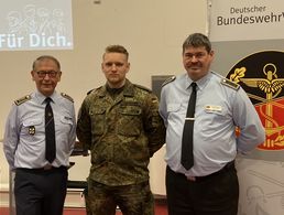 Ein besonderer Dank galt Leutnant Helfenbein (Mitte), dem Organisator der Informationsveranstaltung - hier mit Oberstabsfeldwebel a.D. Jürgen Gemmer und Stabsfeldwebel a.D. Dirk Siebert (von links). Foto: DBwV