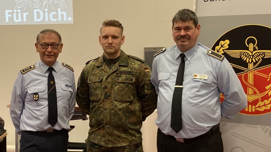 Ein besonderer Dank galt Leutnant Helfenbein (Mitte), dem Organisator der Informationsveranstaltung - hier mit Oberstabsfeldwebel a.D. Jürgen Gemmer und Stabsfeldwebel a.D. Dirk Siebert (von links). Foto: DBwV