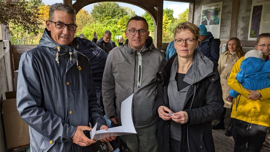 Oliver Sekuli (v.l.n.r.), Stabsfeldwebel Enrico Ruß (Vorsitzender der Truppenkameradschaft) und Yvonne Reske-Schubert. Foto: LV Nord