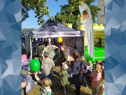 Insbesondere die kleinen Besucher zog das Glücksrad sowie die Hüpfburg fast schon magisch an den Stand des DBwV beim Family and Friends Fest des LogBtl 172. Foto: Christian Weber