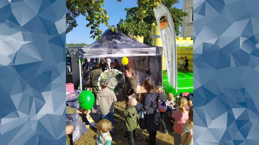 Insbesondere die kleinen Besucher zog das Glücksrad sowie die Hüpfburg fast schon magisch an den Stand des DBwV beim Family and Friends Fest des LogBtl 172. Foto: Christian Weber