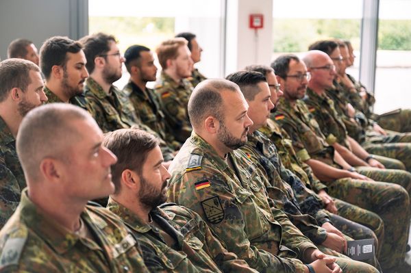 Zahlreiche Gäste kamen zur Ausstellungseröffnung im Ausbildungszentrum Cyber- und Informationsraum. Foto: Demipress