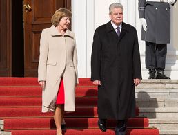 Bundespräsident Joachim Gauck und Lebensgefährtin Daniela Schadt gehen die Schlosstreppe hinunter (Foto: dpa)