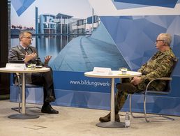 General Eberhard Zorn (r.) und Oberstleutnant André Wüstner sprachen über die Weiterentwicklung der Führungsorganisation der Bundeswehr. Foto: DBwV/Yann Bombeke