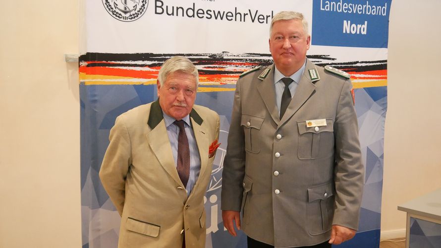 Oberst Thomas Behr (r.) und Oberst a.D. Kleyser wandten sich an die rund 80 Jubilare und deren Begleitung. Foto: LV Nord