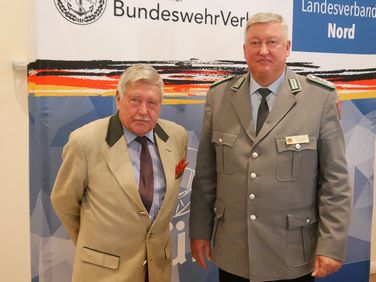 Oberst Thomas Behr (r.) und Oberst a.D. Kleyser wandten sich an die rund 80 Jubilare und deren Begleitung. Foto: LV Nord