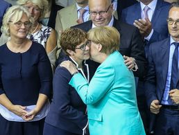 Gratulation: Bundeskanzlerin Angela Merkel beglückwünscht die frisch vereidigte Verteidigungsministerin Annegret Kramp-Karrenbauer. Foto: dpa