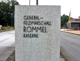 Am Eingang: In Augustdorf ist die Panzerbrigade 21 "Lipperland" stationiert, in der General-Feldmarschall-Rommel-Kaserne. Es wird immer wieder über die Umbenennung diskutiert. Foto: Iskender Özkacar