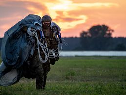 Symbolbild: Ein Soldat des Fallschirmjägerregiments 31 beeindet vor einem malerischen Sonnenuntergang seine Übung. Hinsichtlich einer Aufrüstung und Modernisierung der Bundeswehr fehlt dagegen jeder Lichtstreif am Horizont. Foto: Bundeswehr/Andrea Bienert