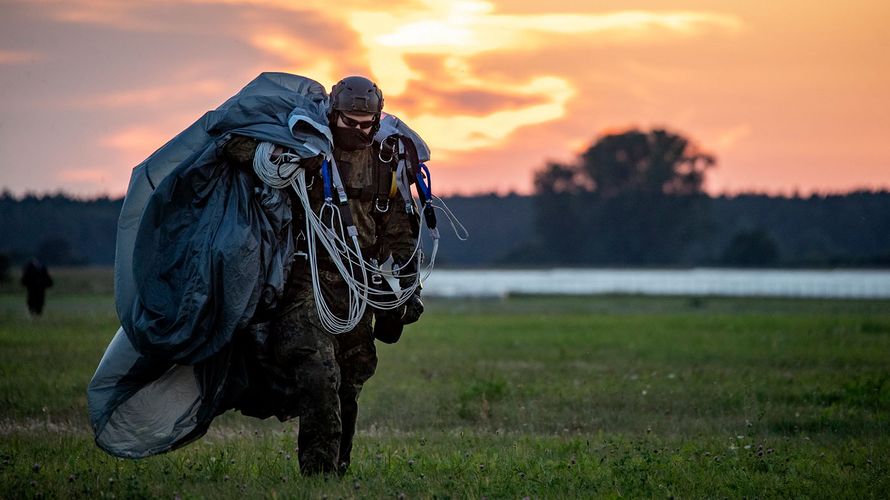 Symbolbild: Ein Soldat des Fallschirmjägerregiments 31 beeindet vor einem malerischen Sonnenuntergang seine Übung. Hinsichtlich einer Aufrüstung und Modernisierung der Bundeswehr fehlt dagegen jeder Lichtstreif am Horizont. Foto: Bundeswehr/Andrea Bienert