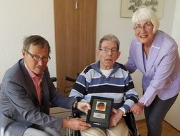 Ehrenurkunde und -Plakette für 60-jährige Mitgliedschaft erhält Oberstleutnant a.D. Günther Bleis (M.). Foto: DBwV/LV Nord