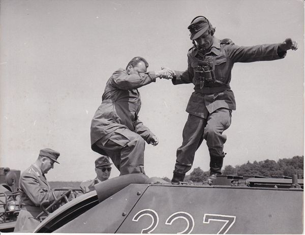 Willy Brandt beim Umstieg in einen Schützenpanzer, von dem aus er gemeinsam mit Oberst Karl-Theodor Molinari (links im Bild) die Gefechtsübung „Sonnenaufgang“ verfolgen wird. Foto: DBwV/Archiv
