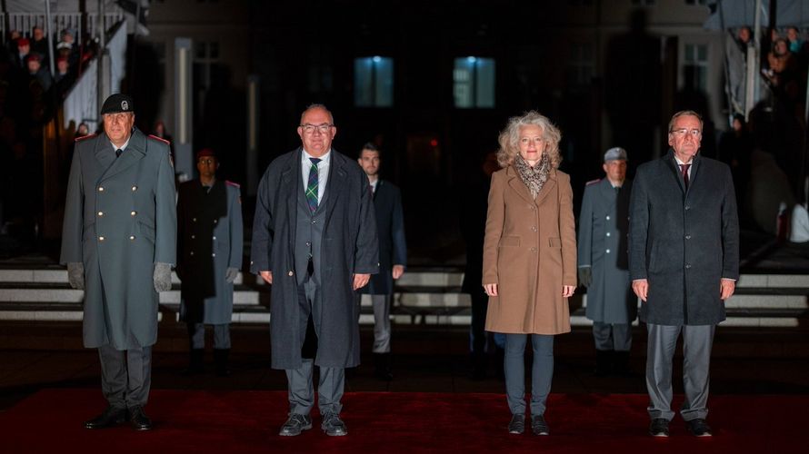 Generalleutnant Markus Laubenthal, Präsident Prof. Klaus Beckmann, Präsidentin Prof. Eva Kern und Verteidigungsminister Boris Pistorius. Foto: @BMVg_Bundeswehr/X