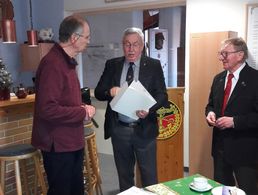 Dr. Eberhard Franz (von links), Armin Komander und der Beisitzer Stabsfeldwebel a.D. Thorolf Voeckel. Foto: DBwV