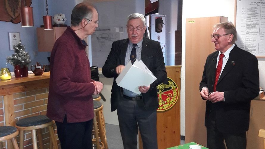 Dr. Eberhard Franz (von links), Armin Komander und der Beisitzer Stabsfeldwebel a.D. Thorolf Voeckel. Foto: DBwV