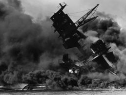 Nach einem Treffer und einer gewaltigen Explosion sank die „USS Arizona” — und wurde nie geborgen. Noch heute verliert sie Öl, das, auf der Wasseroberfläche treibend, „Tränen der Arizona” genannt wird. Foto: National Archives and Records Administration