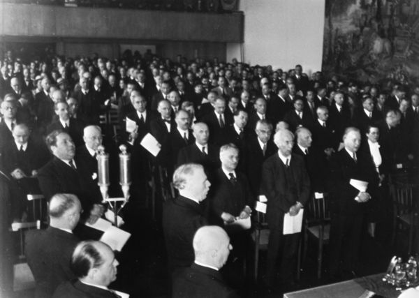 Auf der Sitzung des Parlamentarischen Rates wird am 23. Mai 1949 das Grundgesetz offiziell verkündet. Foto: picture-alliance / akg-images
