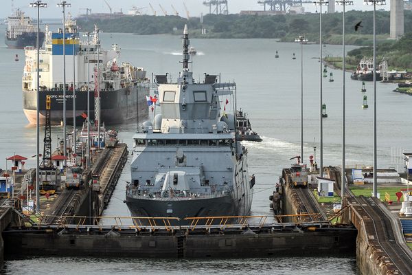 Die Fregatte "Baden-Württemberg" in einer Schleuse des Panamakanals: Auch Vorhaben wie das "Indo-Pacific Deployment" führten 2024 zu einer hohen personellen Belastung der Bundeswehr. Foto: Bundeswehr/Philipp Schäfer