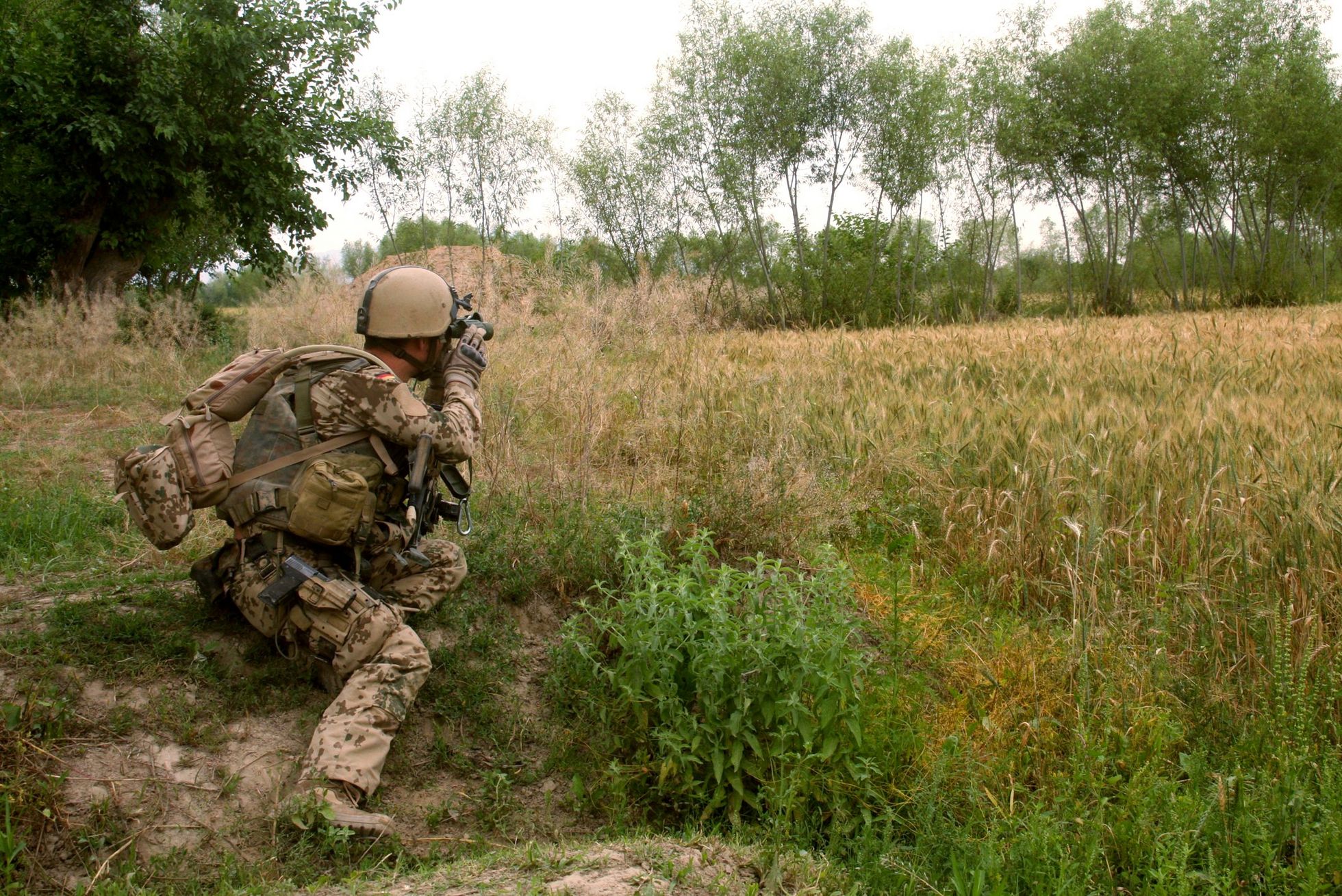 Knapp vier Wochen nach dem Karfreitagsgefecht sucht ein Soldat nach versteckten Sprengfallen. Foto: Bundeswehr/PIZ Kunduz