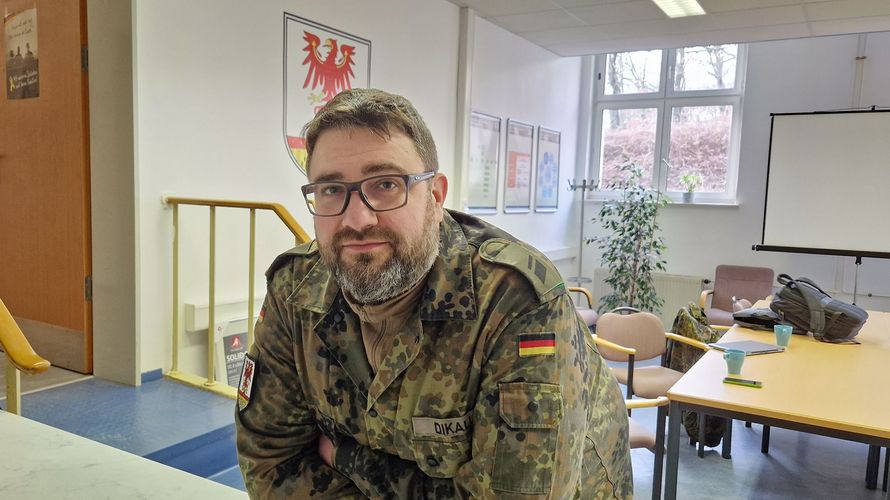 Stabskorporal Sebastian Dikall in seiner Dienststelle im Landeskommando Brandenburg. Foto: DBwV/Hahn