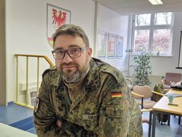 Stabskorporal Sebastian Dikall in seiner Dienststelle im Landeskommando Brandenburg. Foto: DBwV/Hahn
