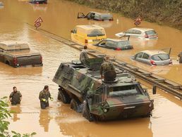 Soldaten der Bundeswehr bergen vom Hochwasser eingeschlossene Fahrzeuge auf der B265.  Foto: dpa