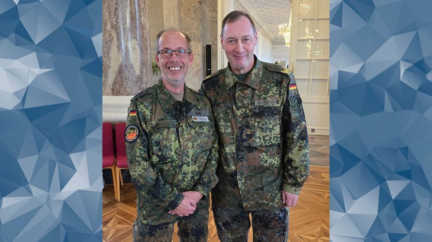 Landesvorsitzender Stabsfeldwebel Volker Keil gratuliert Brigadegeneral Holger Radmann, dem neuen Kommandeur des Landeskommando Hessen. Foto: DBwV