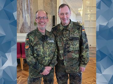 Landesvorsitzender Stabsfeldwebel Volker Keil gratuliert Brigadegeneral Holger Radmann, dem neuen Kommandeur des Landeskommando Hessen. Foto: DBwV