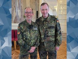 Landesvorsitzender Stabsfeldwebel Volker Keil gratuliert Brigadegeneral Holger Radmann, dem neuen Kommandeur des Landeskommando Hessen. Foto: DBwV