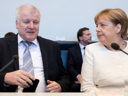 Innenminister Horst Seehofer (CSU) und Bundeskanzlerin Angela Merkel (CDU) unterhalten sich zu Beginn der Fraktionssitzung der CDU/CSU Fraktion im Bundestag Foto: dpa