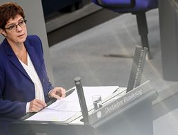 Verteidigungsministerin Annegret Kramp-Karrenbauer forderte in der Haushaltsdebatte eine rasche Entscheidung über bewaffnete Drohnen für die Bundeswehr. Foto: picture alliance/dpa/dpa-Zentralbild | Britta Pedersen