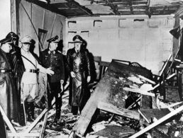 Hermann Göring und Martin Bormann besichtigen das Führerhauptquartier nach dem Attentat. Foto: picture alliance/akg-images