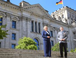 Nach der Vereidigung: Der Bundesvorsitzende Oberstleutnant André Wüstner traf die neue Wehrbeauftragte Eva Högl vor dem Reichstagsgebäude. Foto: DBwV/Mika Schmidt 