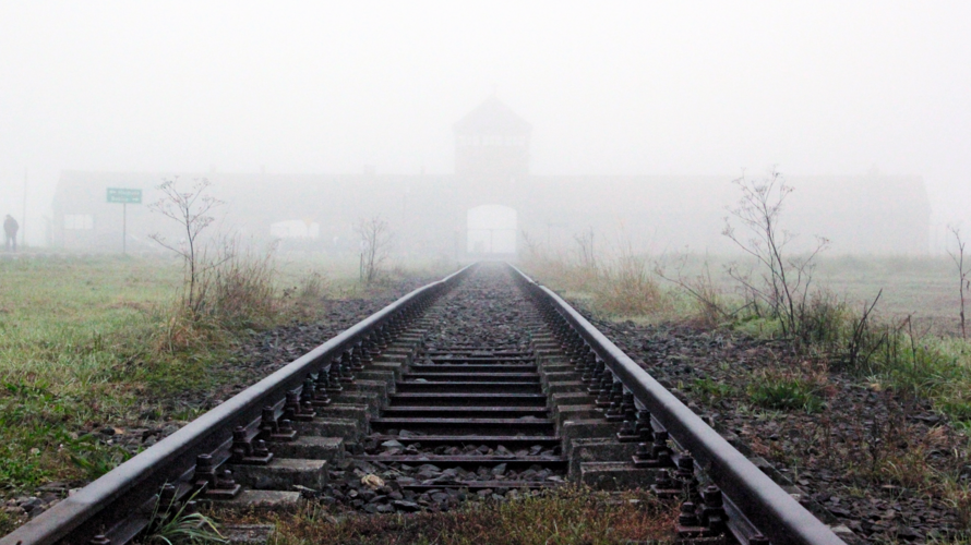 Das Eingangstor für die ankommenden Güterzüge im Vernichtungslager Auschwitz-Birkenau. Allein in diesem Lager ermordete die SS rund 1,1 Millionen Menschen. Foto: picture alliance/zb/Frank Schumann