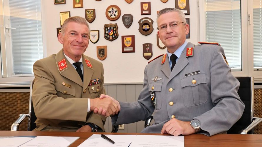 Unterzeichnung des Kooperationsprotokolls: Generalleutnant Andre Bodemann, Befehlshaber des Territorialen Führungskommandos, und Johanniter-Bundesvorstand Thomas Mähnert. Foto: Territoriales Führungskommando der Bundeswehr/Anne Weinrich