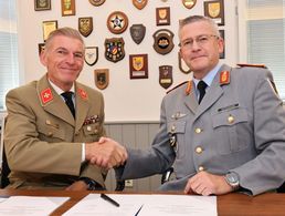 Unterzeichnung des Kooperationsprotokolls: Generalleutnant Andre Bodemann, Befehlshaber des Territorialen Führungskommandos, und Johanniter-Bundesvorstand Thomas Mähnert. Foto: Territoriales Führungskommando der Bundeswehr/Anne Weinrich