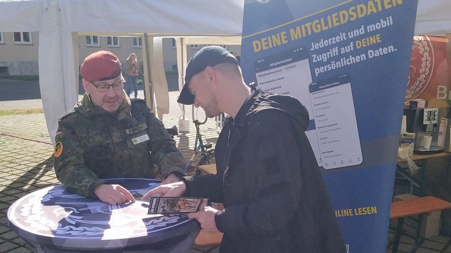 Mit Stabsfeldwebel Marc Ochmann (l.) war auch ein ehemaliger Angehöriger des WachBtl BMVg als Unterstützer am Informationsstand tätig. Er konnte dabei viele Ehemalige über die aktuelle Arbeit des DBwV informieren. Foto: Christian Weber