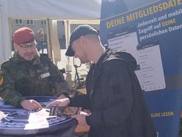 Mit Stabsfeldwebel Marc Ochmann (l.) war auch ein ehemaliger Angehöriger des WachBtl BMVg als Unterstützer am Informationsstand tätig. Er konnte dabei viele Ehemalige über die aktuelle Arbeit des DBwV informieren. Foto: Christian Weber